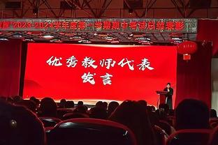 Chiếc áo khoác Barca 2024 China New Year Elements được tiết lộ với dòng chữ Trung Quốc ở mặt sau.
